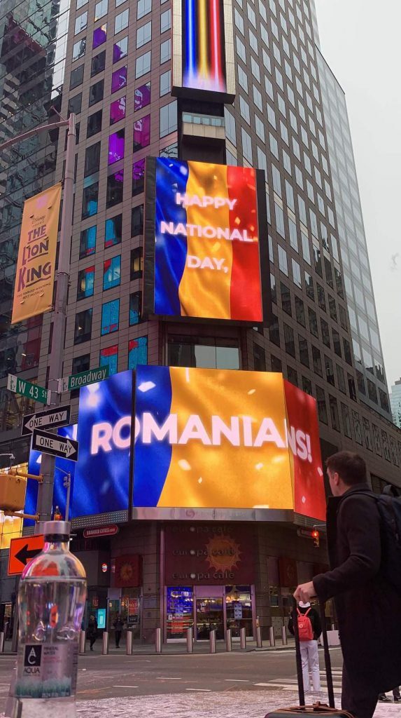 În timp ce Times Square și Burj Khalifa au fost de 1 Decembrie în culorile tricolorului, autoritățile române au lăsat în beznă statuia lui Ștefan cel Mare de la Podul Înalt!