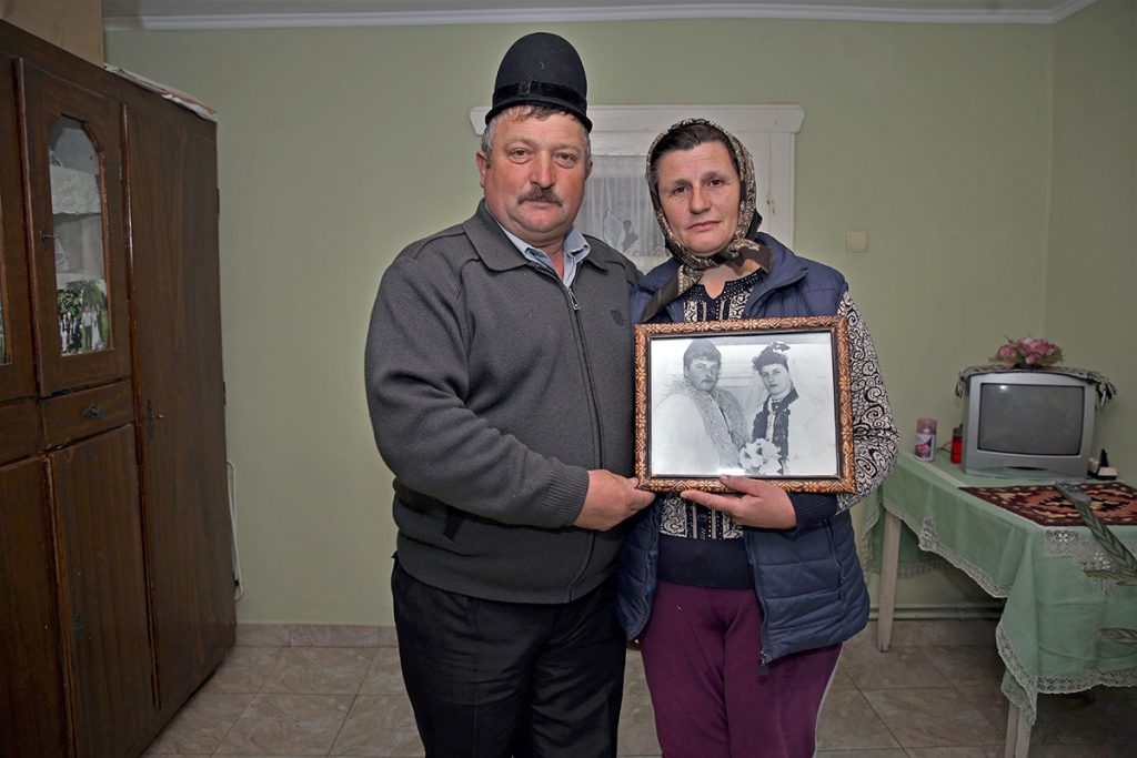De la PISA la Jina și înapoi. Reportaj în Mărginimea Sibiului despre cum copiii sunt captivi între tradiția de a crește oi și teama de a pleca de acasă