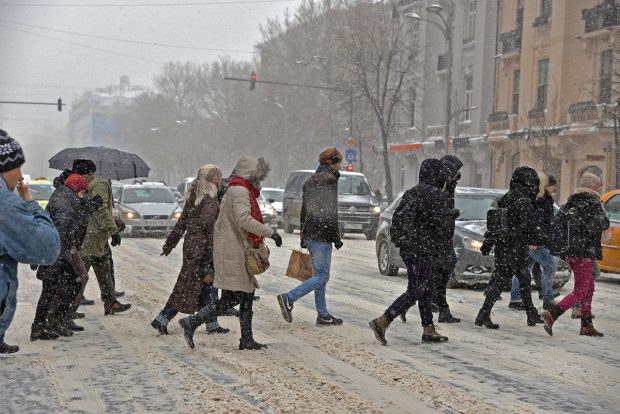 Weekend cu ploi, ninsori și viscol în București. Capitala se află sub cod galben până duminică seară