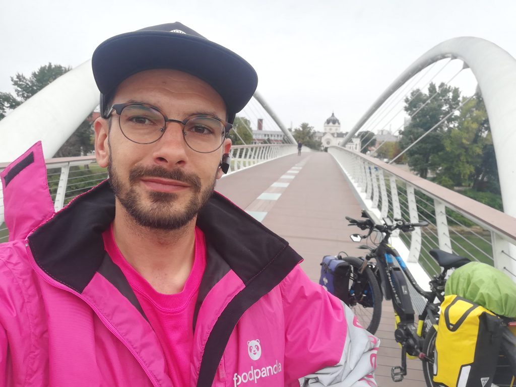 (Publicitate) „E fain să fii livrator și în alte orașe europene, dar este la fel de fain și acasă”. Aventura unui livrator foodpanda prin Europa, pe bicicletă