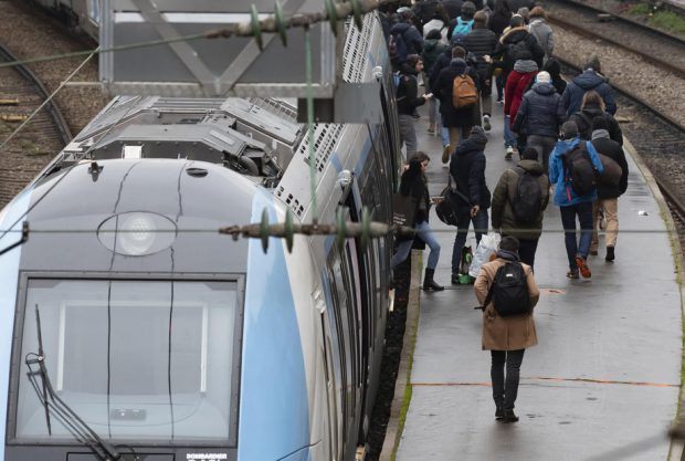 MAE, atenționare de călătorie pentru românii care merg în Franța: Transporturile vor fi afectate de greva generală