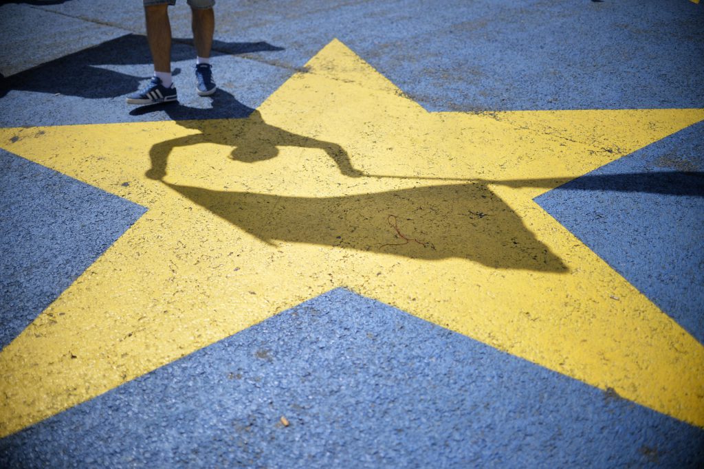 Aproape o jumătate de milion de copii români sub 14 ani cresc în afara României, în UE. Diaspora a trimis acasă în 2018 echivalentul bugetului Apărării!