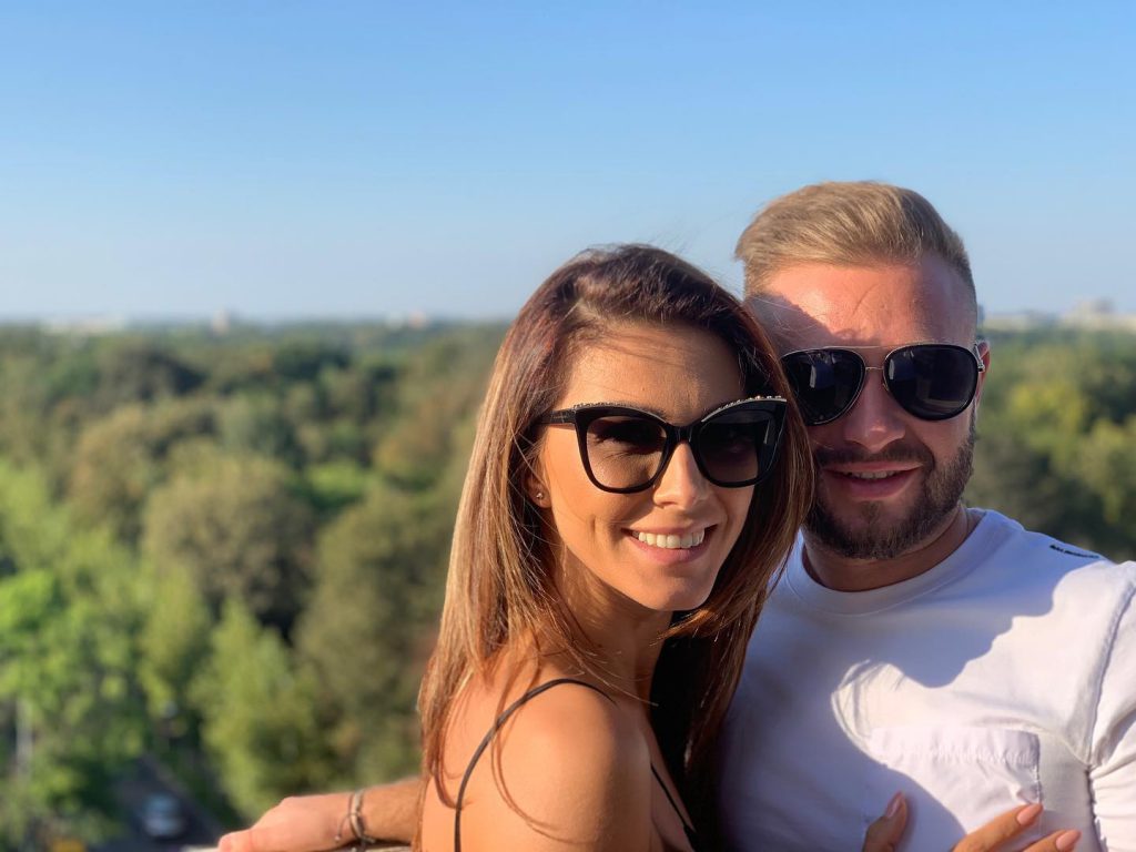 Doi actori români foarte tineri și-au luat iubite mai în vârstă! Cine sunt și cine a lansat moda