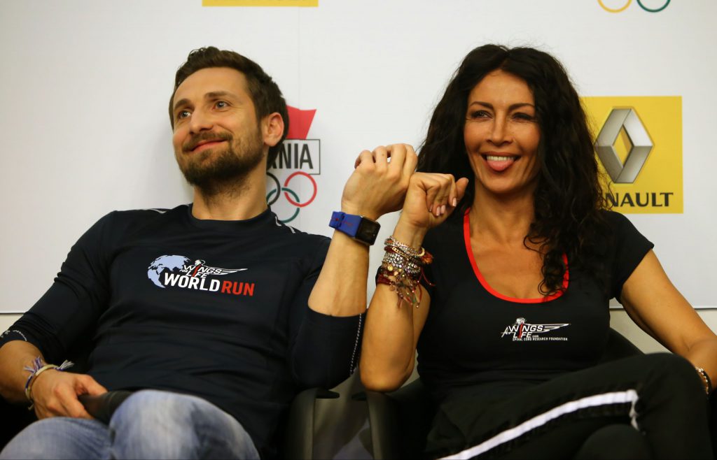 Doi actori români foarte tineri și-au luat iubite mai în vârstă! Cine sunt și cine a lansat moda