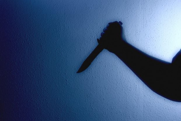 Un tânăr din Brad a ajuns la spital, după ce a fost înjunghiat de tatăl său. Bărbatul a fost arestat