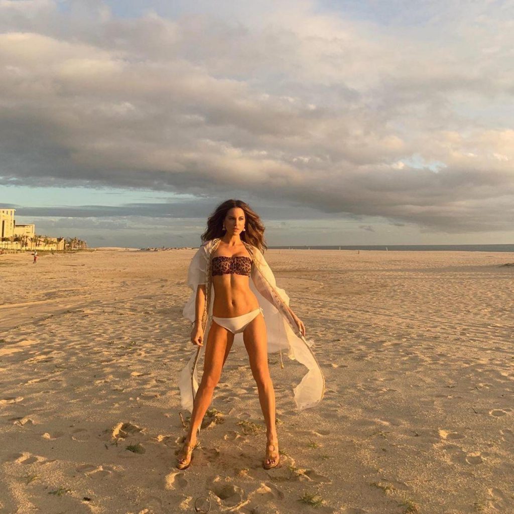 Actrița Kate Beckinsale, corp perfect în costum de baie, la 46 de ani