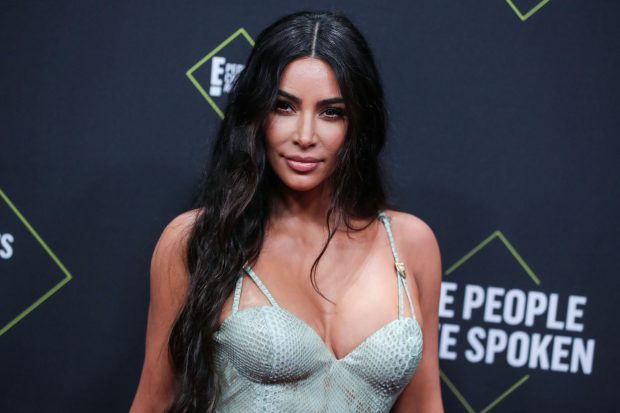 Kim Kardashian a scos o linie de măști de protecție. A avut sold-out în doar câteva clipe