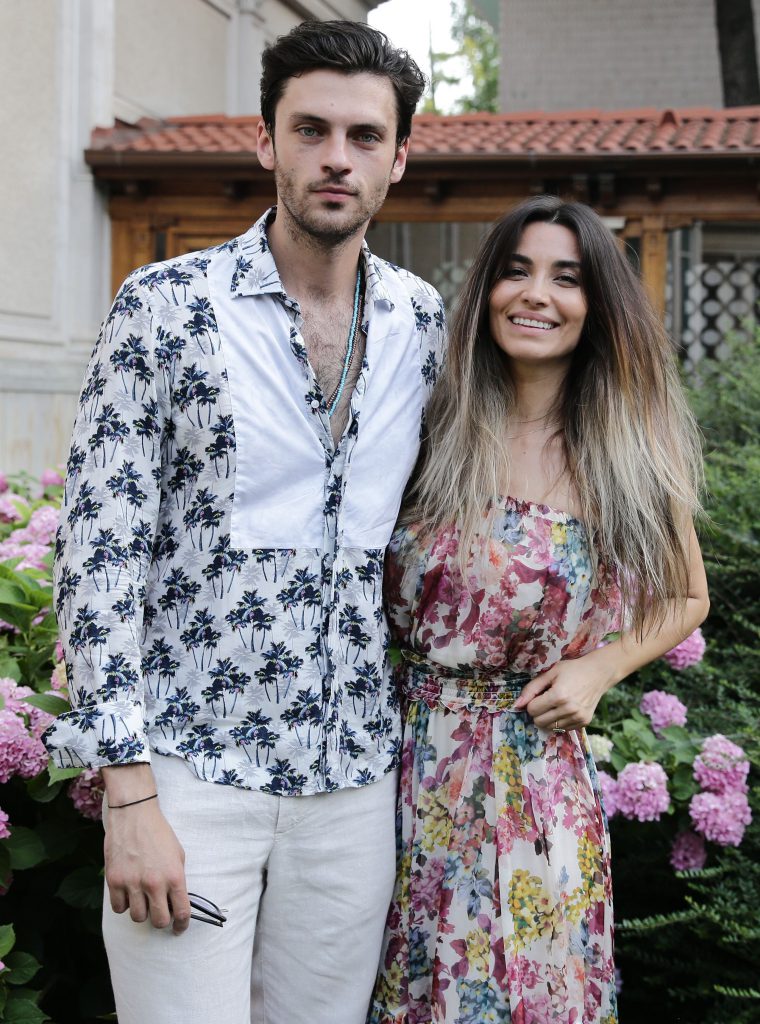 Doi actori români foarte tineri și-au luat iubite mai în vârstă! Cine sunt și cine a lansat moda