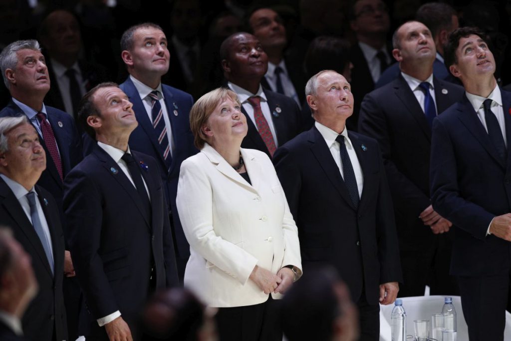 Macron încearcă o strategie de deschidere față de Vladimir Putin, dar Germania lui Merkel e sceptică în privința reușitei FOTO: EPA
