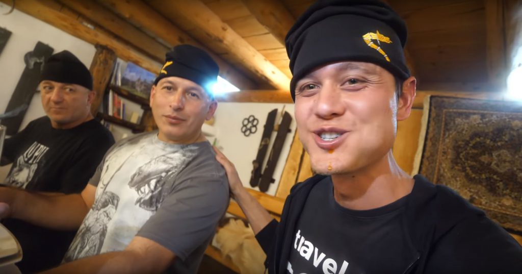 Mark Wiens, gustând friptură de porc Mangalița Foto: captură YouTube