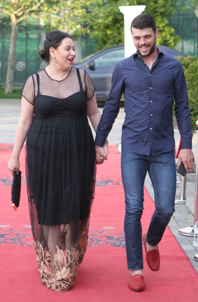 Doi actori români foarte tineri și-au luat iubite mai în vârstă! Cine sunt și cine a lansat moda