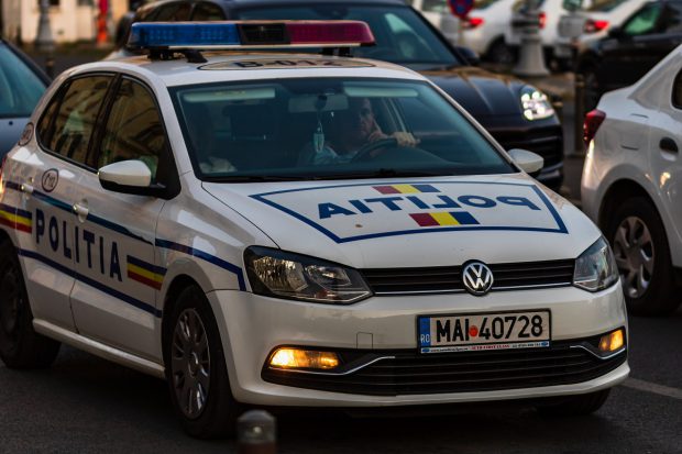 Un individ mascat a jefuit o casă de pariuri din Baia Mare, după ce a amenințat casiera cu un cuțit