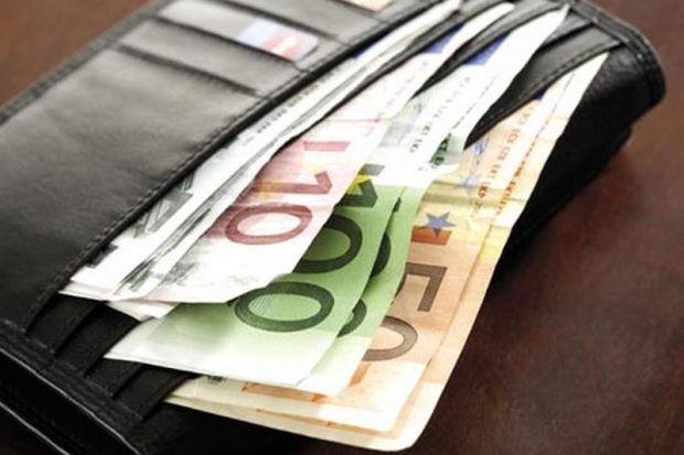 Un portofel cu 2.500 de euro pierdut de un cetățean moldovean în Sfântu Gheorghe, găsit de un fost polițist