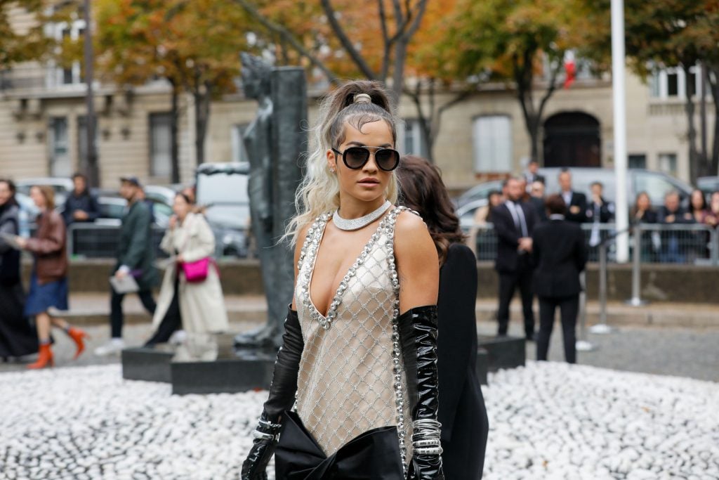 Cantareata Rita Ora Ajuta La Construirea Unei Case Pentru O