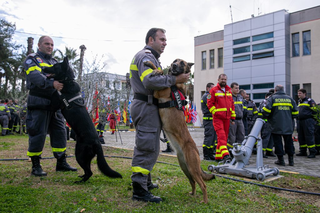 Pentru pompierii români din inima dramei albaneze, Ziua Națională a picat de Ziua Recunoștinței. ”Cele două cadavre erau, de fapt, mama și fiul. Tatăl și fiica au scăpat!”