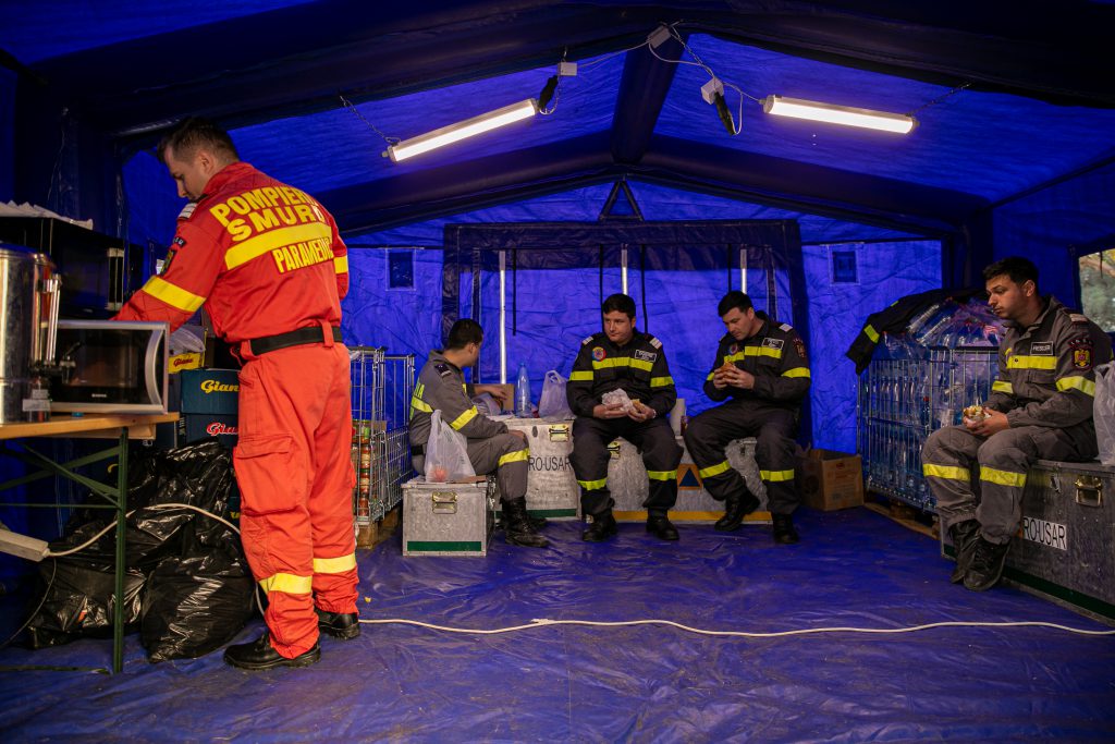 Pentru pompierii români din inima dramei albaneze, Ziua Națională a picat de Ziua Recunoștinței. ”Cele două cadavre erau, de fapt, mama și fiul. Tatăl și fiica au scăpat!”