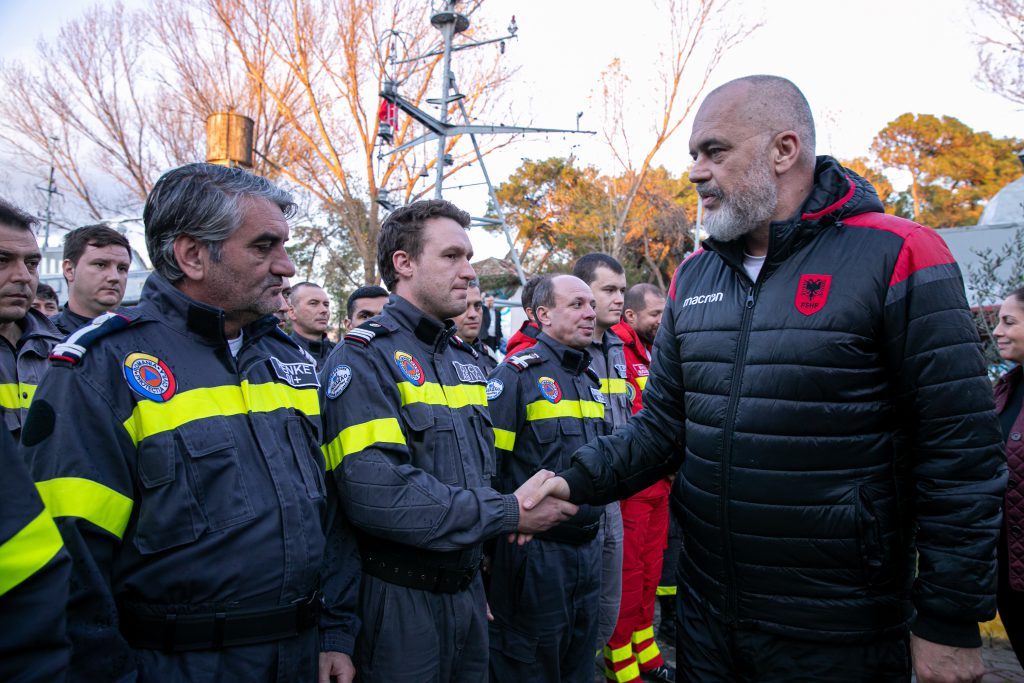 Pentru pompierii români din inima dramei albaneze, Ziua Națională a picat de Ziua Recunoștinței. ”Cele două cadavre erau, de fapt, mama și fiul. Tatăl și fiica au scăpat!”