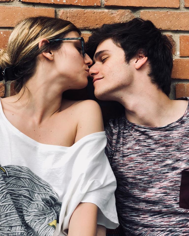Doi actori români foarte tineri și-au luat iubite mai în vârstă! Cine sunt și cine a lansat moda