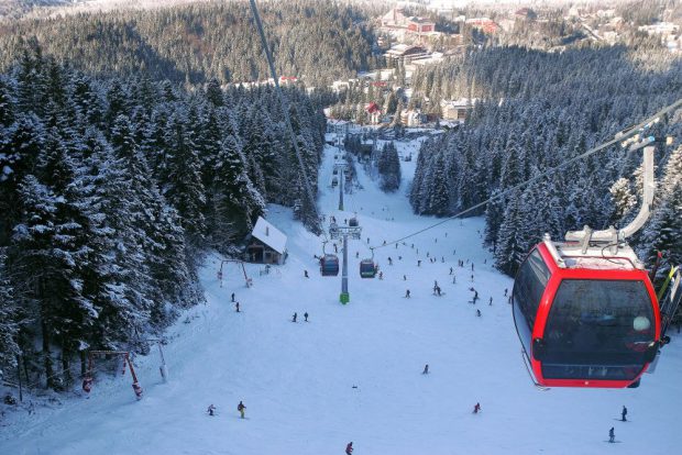 O pârtie din Poiana Brașov, închisă turiștilor începând de sâmbătă. Au loc competiții de schi