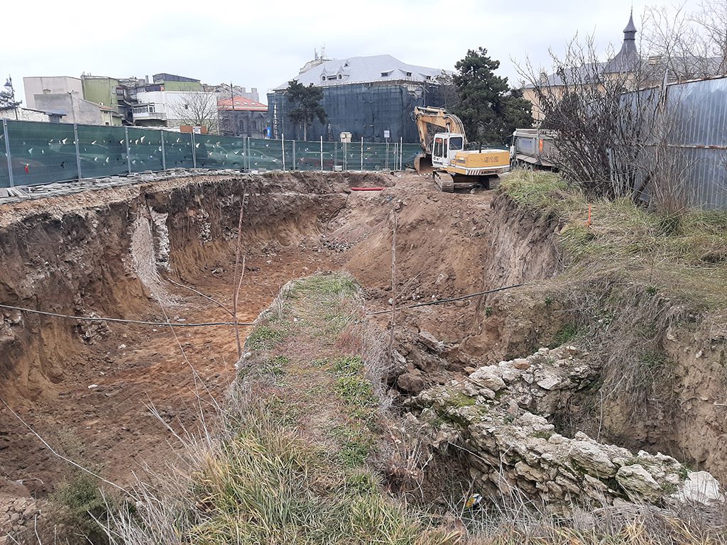 Istorie aruncată pe maidan. Se sapă noaptea în situl istoric al Constanței și pământul plin de comori e cărat la marginea orașului!