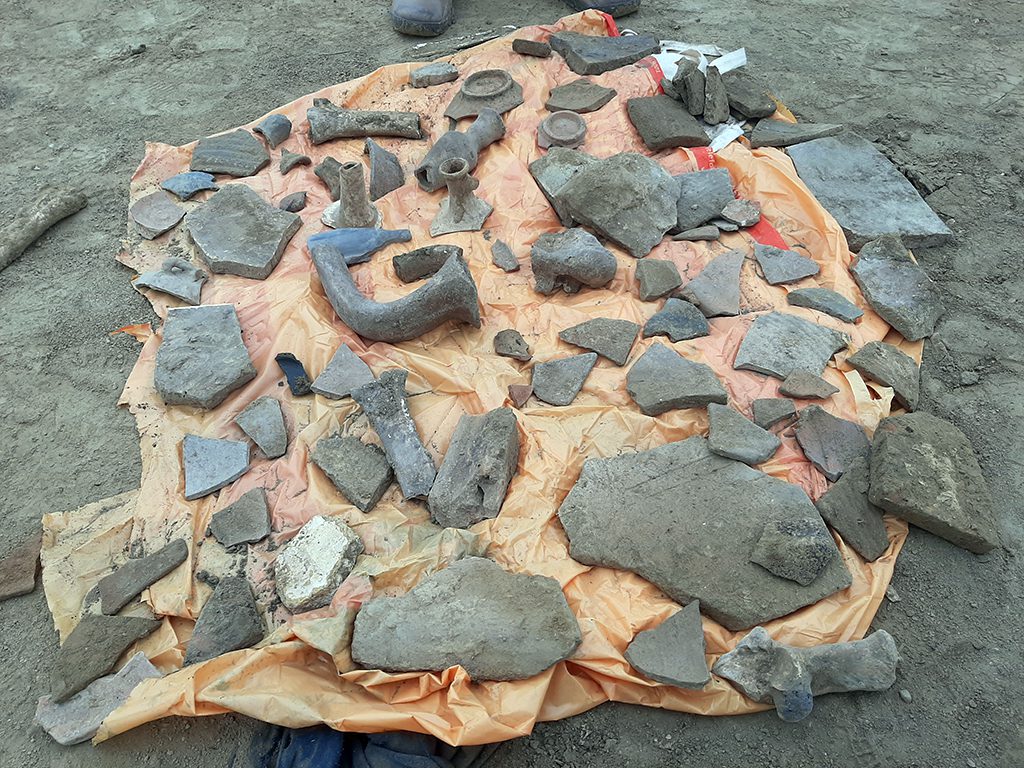 Istorie aruncată pe maidan. Se sapă noaptea în situl istoric al Constanței și pământul plin de comori e cărat la marginea orașului!