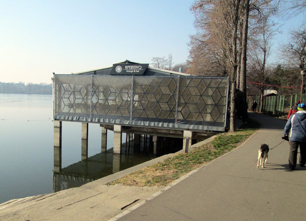 Bâlciul Herăstrău. Cel mai mare parc din București are 43 de cârciumi pe 110 hectare. În Paris, Bois de Boulogne se întinde pe 845 de hectare și are 2 cafenele şi 2 restaurante