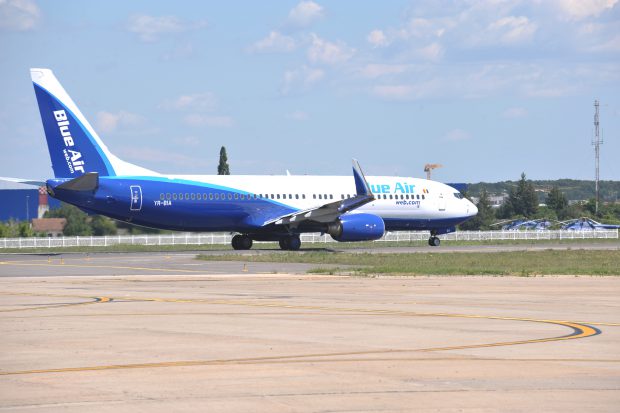 Mii de români se plâng că Blue Air anulează zborurile și nu mai returnează banii. „Reclamațiile se adună ca într-o chiuvetă fără scurgere”