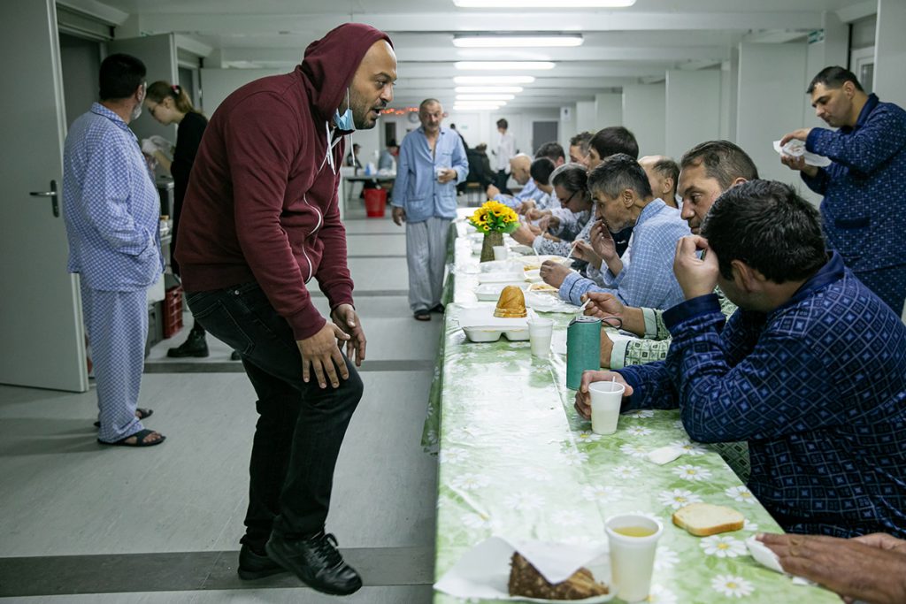 După ce a observat că un bărbat deschide un pliculeț de sare, adus de el, Marian Ursan îi explică acestuia că excesul de sare nu este recomandat și că îi poate cauza probleme medicale precum inflamarea genunchilor.