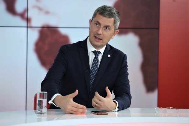 Cum a explicat Dan Barna momentul în care un angajat al Camerei Deputaţilor i-a ridicat ochelarii căzuți în Parlament