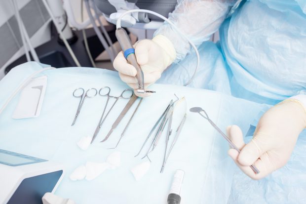 O stomatoloagă română e coșmarul pacienților ei și a fost radiată din registrul chirurgilor ortodonți din Franța