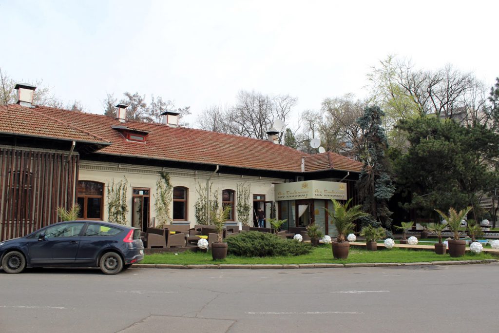 Bâlciul Herăstrău. Cel mai mare parc din București are 43 de cârciumi pe 110 hectare. În Paris, Bois de Boulogne se întinde pe 845 de hectare și are 2 cafenele şi 2 restaurante