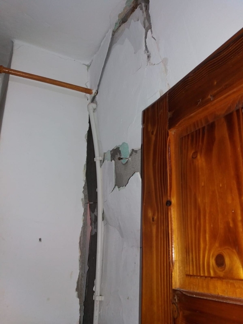 Explozie într-un bloc din Fieni, Dâmbovița. Două persoane, soț și soție, au fost rănite