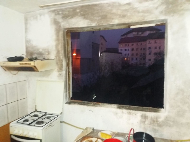 Explozie într-un bloc din Fieni, Dâmbovița. Două persoane, soț și soție, au fost rănite