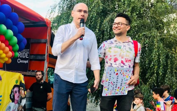 CEDO constată că România a încălcat Articolul 8 al Convenției care protejează viața de familie. Avocat: „Statul român trebuie să recunoască legal familiile formate din persoane de același sex”