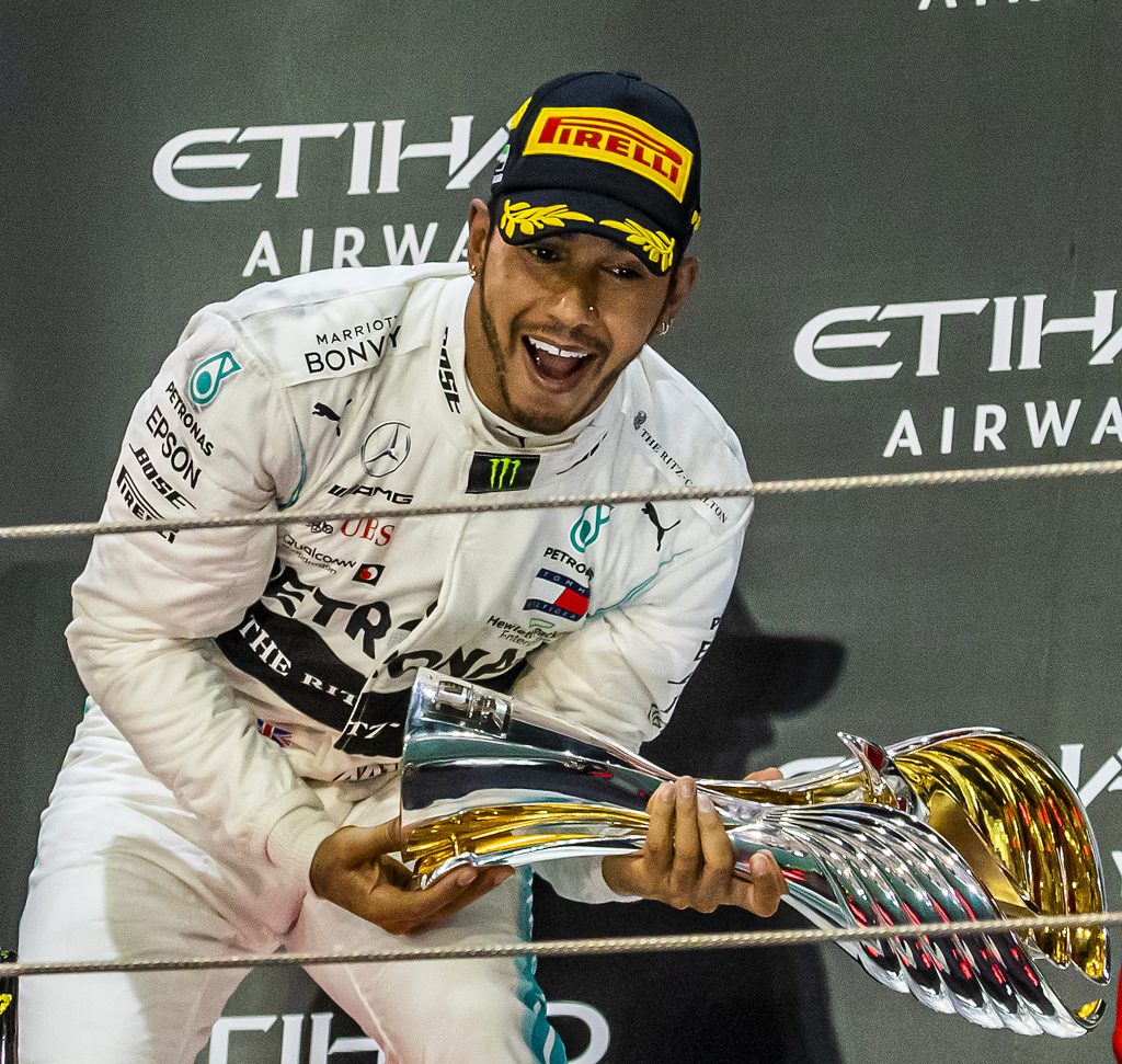 Lewis Hamilton donează 500.000 de dolari pentru a-i ajuta pe australienii care se luptă cu incendiile de proporiții apocalitice