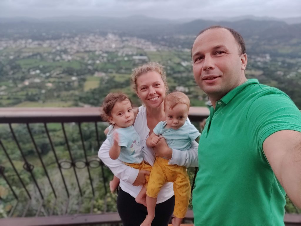 Experiența curajoasă a unei familii din România. Șase luni pe trei continente, cu doi bebeluși și fără bagaj de cală. ”Cum te descurci acasă cu copiii, așa o faci și în călătorie!”