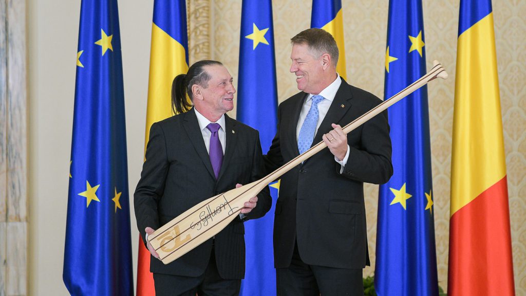 Klaus Iohannis a primit în 2019 cadouri de peste 6.000 de euro. Cât valorează şapca primită de la Donald Trump