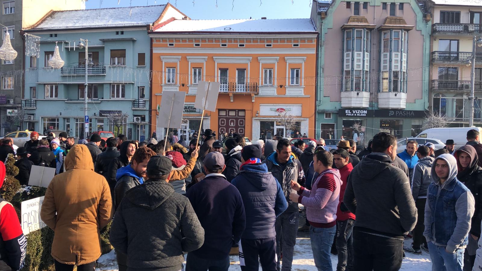 Romii Din Mureș Protestează și Cer Demisia Primarului Din Targu