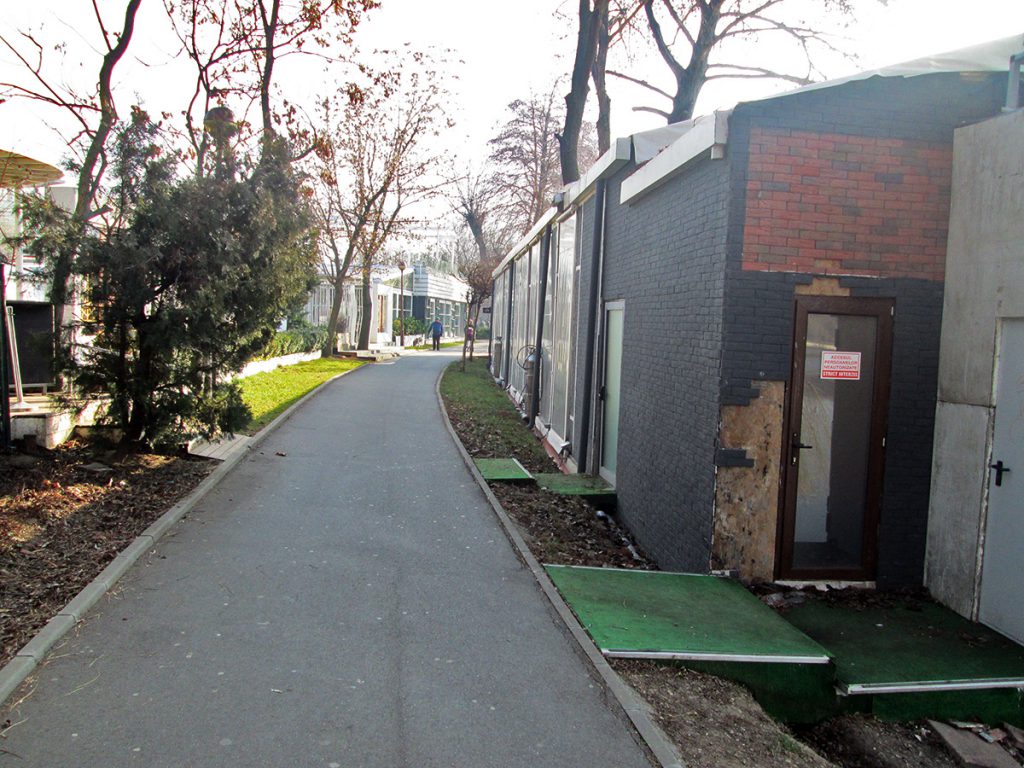 Bâlciul Herăstrău. Cel mai mare parc din București are 43 de cârciumi pe 110 hectare. În Paris, Bois de Boulogne se întinde pe 845 de hectare și are 2 cafenele şi 2 restaurante
