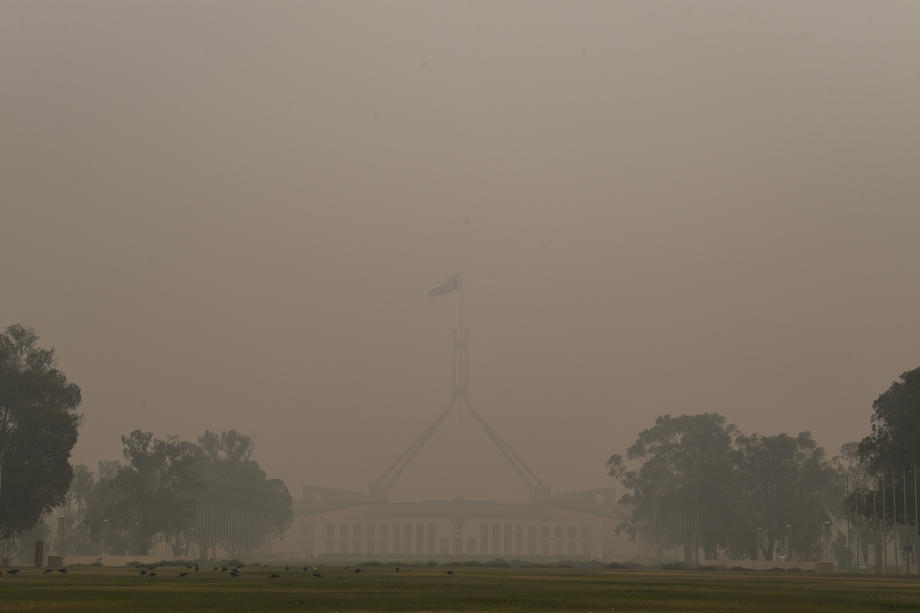 Scene apocaliptice în Australia. Mii de oameni s-au refugiat pe plajă și în mare pentru a se salva de flăcări