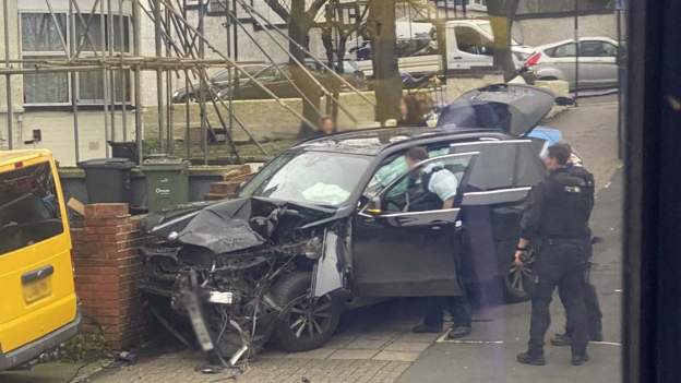 UPDATE | Incident terorist la Londra: Trei persoane rănite cu o macetă, una în stare foarte gravă. Atacatorul, ucis de poliţişti