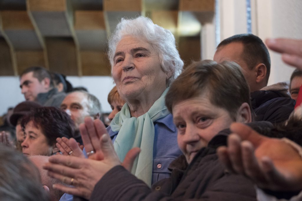 Am fost la Adunarea Sătească unde o comunitate s-a revoltat împotriva a doi muncitori din Sri Lanka angajați de o brutărie. Ditrău, între conflicte de muncă vechi și frici noi