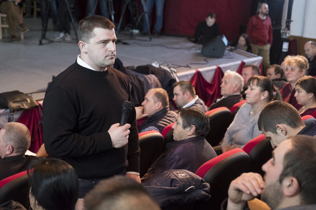 Preotul Bírók Károly participa la adunarea sătească de sâmbăta 1 februarie.