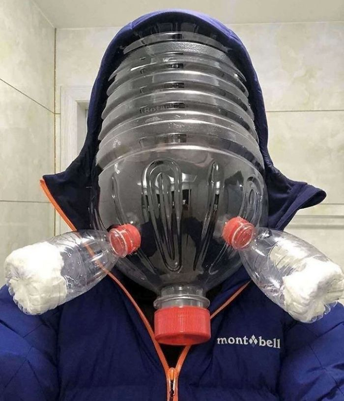 Coronavirusul, între fantezie și isterie. Protecție cu costume-girafă, pungi și coji de fructe!