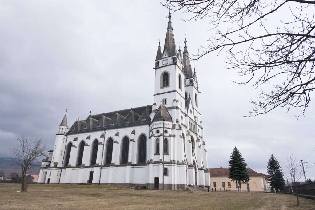 Biserica fortificată e primul lucru care se vede de departe când conduci spre Ditrău. De aproape e și mai impunătoare.
