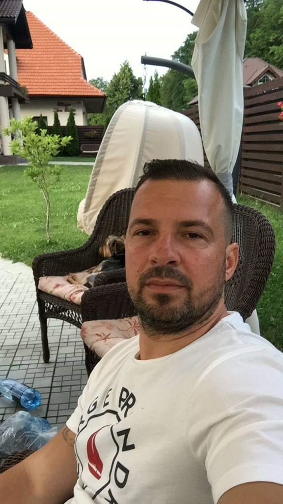 Surpriză în cazul mascaților care au intrat la adresa greșită: lider de clan urmărit internațional pozat în curtea unui consilier județean PNL din Brașov, partener în 6 firme cu interlopii!