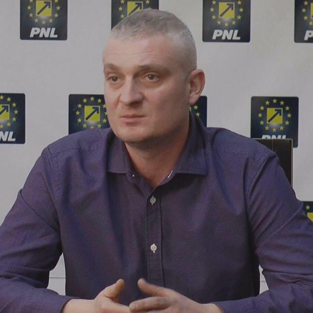 Consilierul PNL din Brașov care a plecat din partid în februarie, când Libertatea a expus afacerile lui cu interlopii, e reținut de DNA împreună cu un reputat medic infecționist!