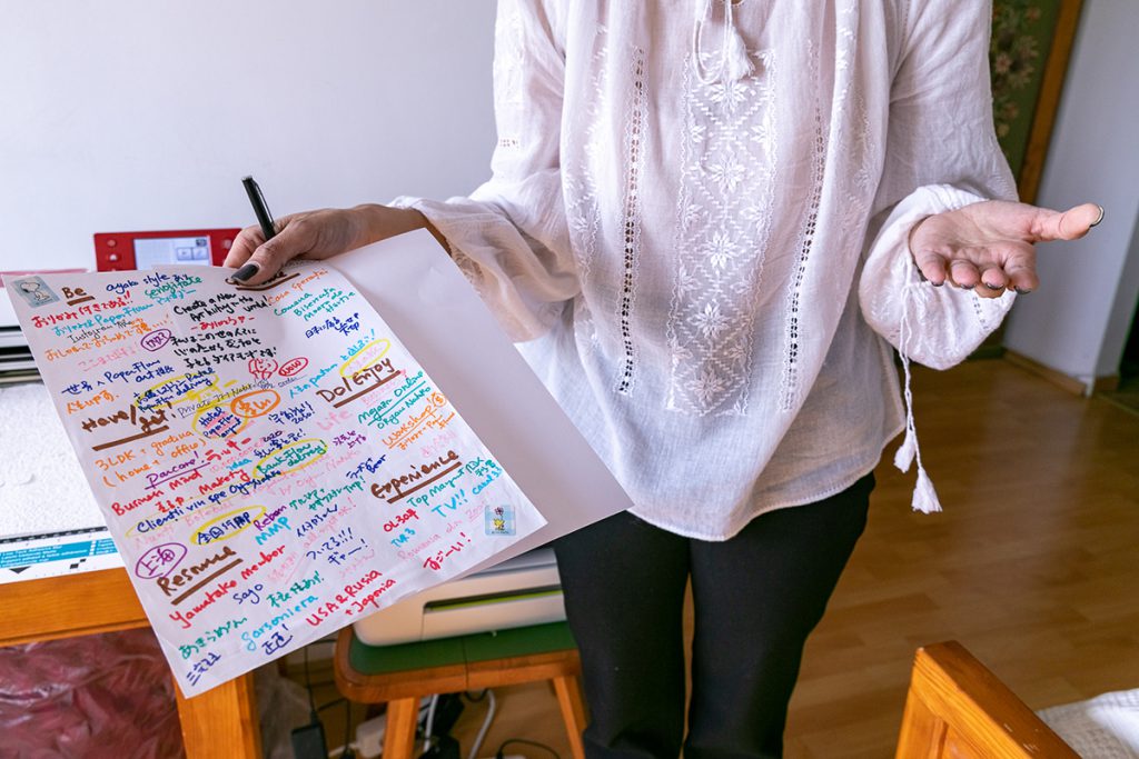 Confesiunea artistei japoneze care trăiește de 20 de ani în România: “Când am ajuns aici, toată lumea îmi cerea numărul de telefon și mă întreba ce salariu am!”