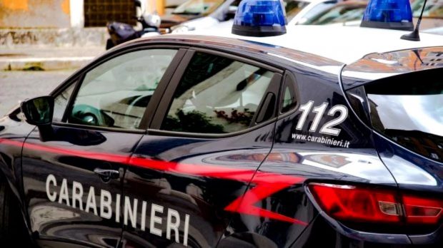 Un român din Italia a fost reținut de polițiști, după ce a ieșit în oraș alături de prieteni. Bărbatul avea mandat de arest la domiciliu