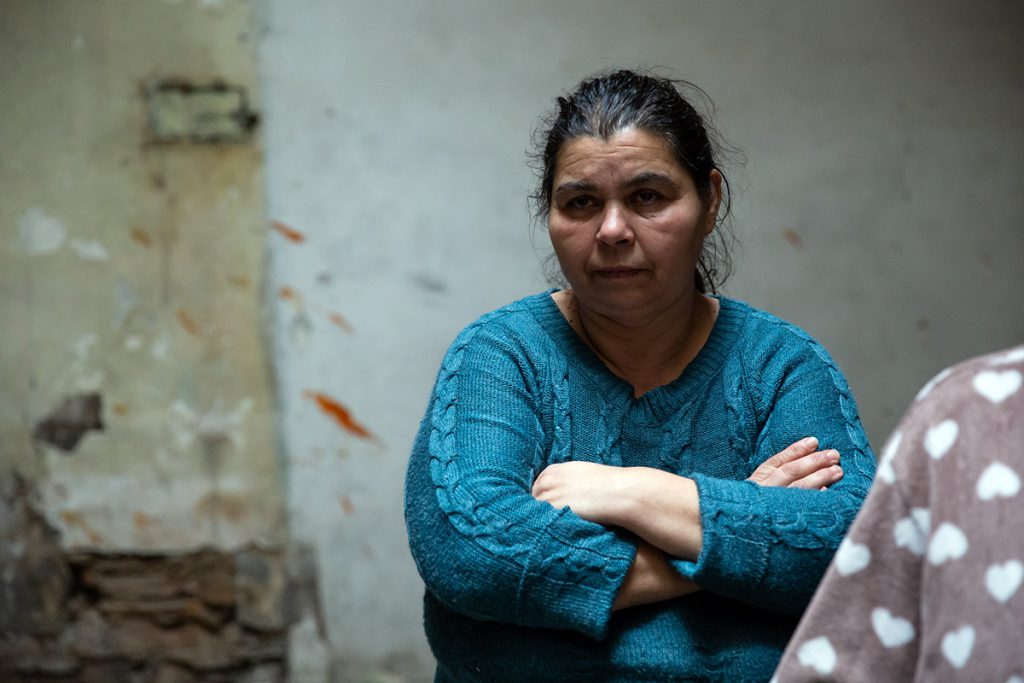 Opt familii din București speră ca primăria să nu le dea afară din casa abandonată din Sectorul 5 în care și-au făcut un cămin